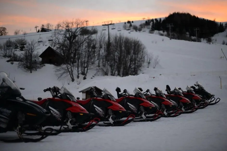 © Snowmobile tours - motoneige le corbier