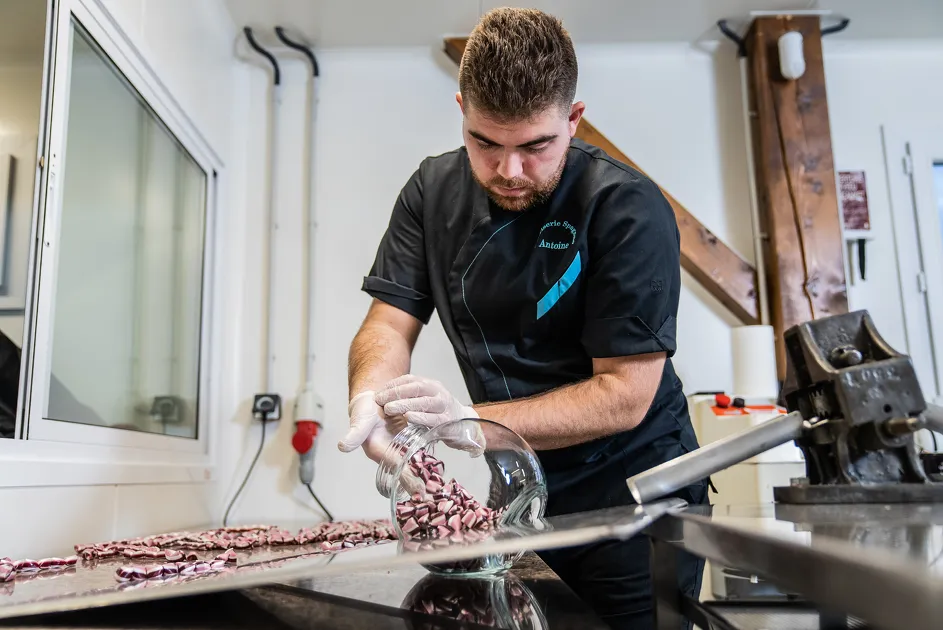 © Bonbon weighing at Spagnolo confectionery - Spagnolo