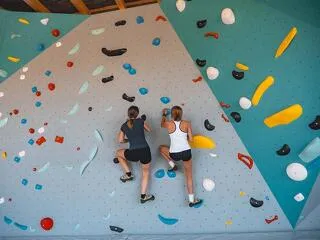 © Mur d'escalade - Corbier Tourisme