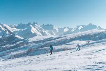 © Apprentissage du ski en famille_Le Corbier/Saint Jean d'Arves - Office de Tourisme Le Corbier