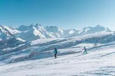 © Apprentissage du ski en famille_Le Corbier/Saint Jean d'Arves - Office de Tourisme Le Corbier