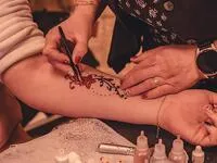 © Ephemeral tattoos and fancy hair pieces at Grenier de Grand Père_Le Corbier - Office de Tourisme Le Corbier
