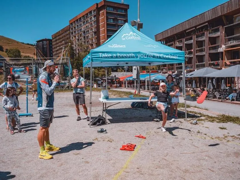 © Kermesse et concours de lancer de tong !_Le Corbier - Office de Tourisme Le Corbier
