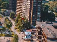 © Semaine Lignes Urbaines : La Grande Traversée High Line de 250 mètres entre les bâtiments Baïkonour et Vostok_Le Corbier - Office de Tourisme Le Corbier