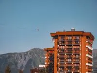 © Semaine Lignes Urbaines : La Grande Traversée High Line de 250 mètres entre les bâtiments Baïkonour et Vostok_Le Corbier - Office de Tourisme Le Corbier