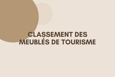 Illustration format paysage qui contient le titre "Classement des meublés de tourisme" en majuscule sur fond beige avec des cercles marrons.