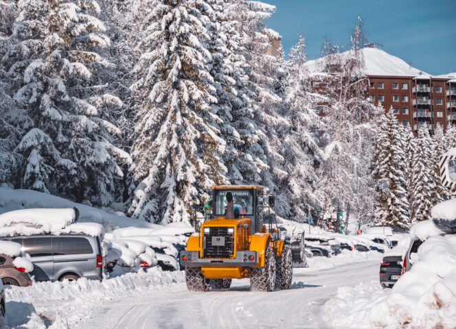 Photo d'une déneigeuse qui s'occupe des routes de la station du Corbier