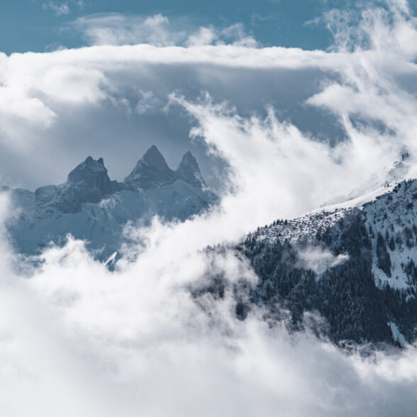 Photo des Aiguilles d'Arves dans un nuage et de la neige Au Corbier